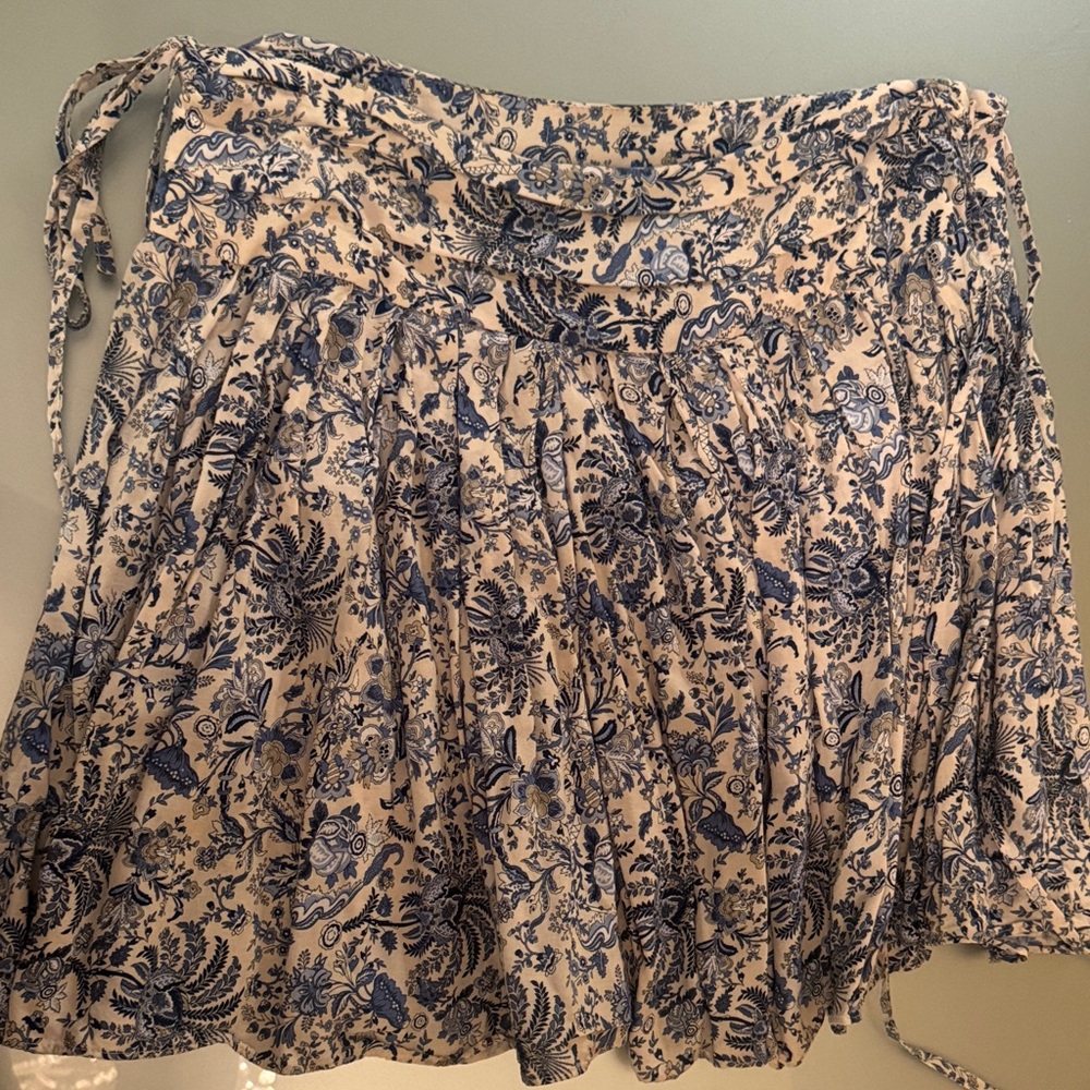 H&M Floral Blue and Cream Women's Skirt in Size 8